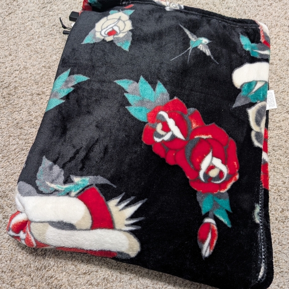 Ed Hardy Black Plush Throw - Picture 5 of 7